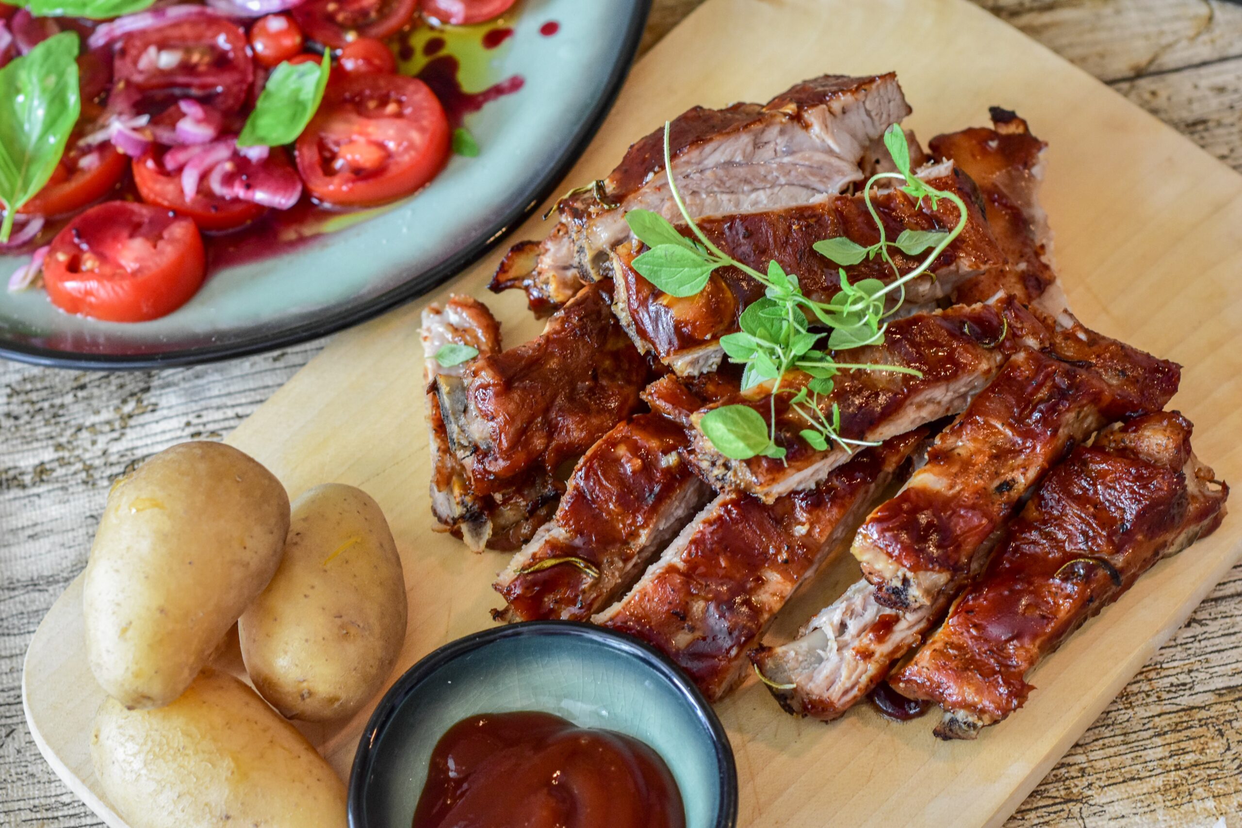 Genieße saftige Spare Ribs Abende im Haus Burglehn in Lübben im Spreewald! Perfekt marinierte Rippchen & gemütliches Ambiente.